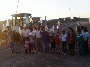 El alcalde Oscar Fernando López Elizondo acompañado del gerente de SIMAS Piedras Negras Ignacio Guajardo Galindo, dio el banderazo de arranque a la construcción de red de agua potable.