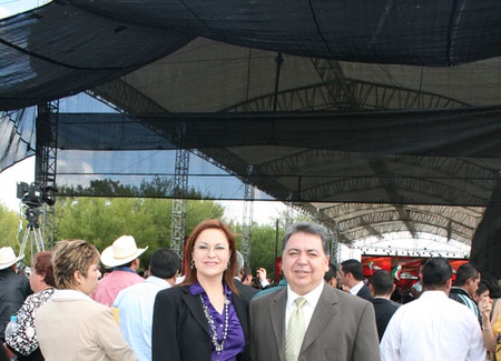 Licenciado Alberto Aguirre Villarreal y señora Marilu Flores de Aguirre