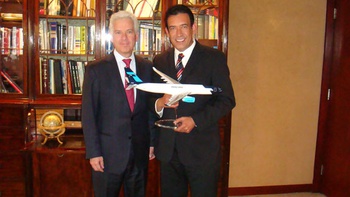 El gobernador de Coahuila, Humberto Moreira, con el directivo de Mexicana de Aviación, Gastón Azcárraga Andrade.
