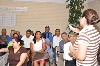 Participan adultos mayores del DIF municipal en plática sobre Derechos Humanos