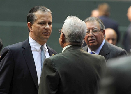 Diputado federal de Coahuila, Francisco Saracho Navarro (izquierda).