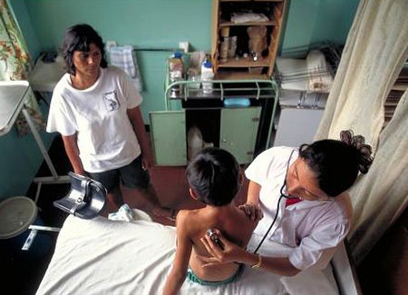 Un niño nicaragüense con tuberculosis es revisado para verificar su respuesta a los medicamentos anti-tuberculosis. [Créditos: Jad Davenport]
