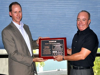 El Ingeniero Luis Zamudio Miechielsen (der.), Director General de AHMSA, recibió el reconocimiento “Silver Level” de manos de Dennis Kunka, Director del Área Acero de Caterpillar.