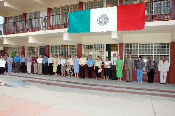 Saludo a la bandera en la escuela "Nicolás Bravo"