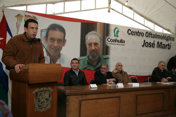 Inauguran el gobernador Humberto Moreira y el embajador de Cuba en México el centro oftalmológico "José Martí" en Torreón, Coah.