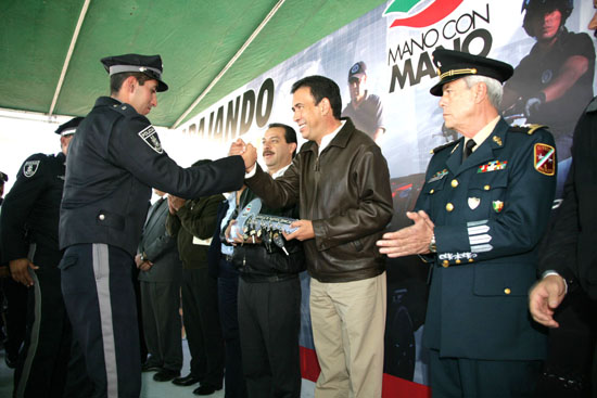 El Gobernador Humberto Moreira y el Alcalde Fernando de las Fuentes entregan patrullas 