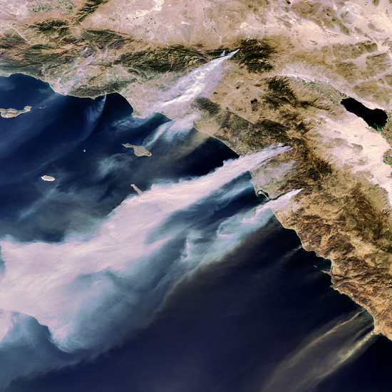 Fotos satelitales de la ESA captan el humo de los incendios forestales en California EEUU y Baja California en México