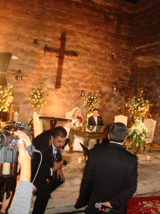 Carlos Salinas de Gortari y Manlio Fabio Beltrones, llegaron juntos a la boda de Moreira