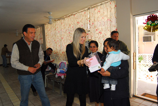 El gobernador Humberto Moreira y su esposa Vanessa Guerrero de Moreira visitan casas-hogares en Piedras Negras
