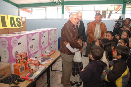 Entrega alcalde 22 computadoras en escuela primaria "Adolfo López Mateos"