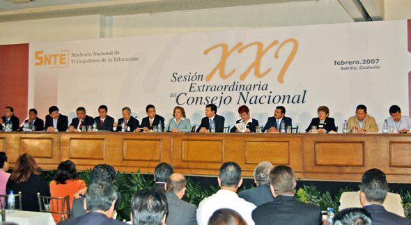 El gobernador Humberto Moreira recibe el reconocimiento del SNTE por su trabajo al frente del gobierno de la gente.