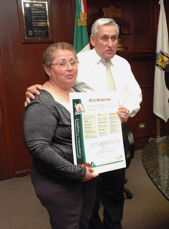 Entrega Alcalde Chuy Mario Flores Garza Carta-Compromiso a vecinos de la colonia 24 de Agosto