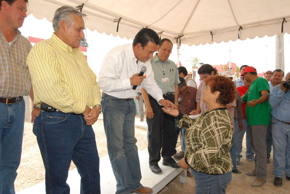 El gobernador entrega más viviendas a familias damnificadas de Piedras Negras