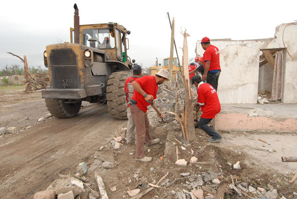 Suman miles de manos por sector afectado: realiza gobierno de la gente gran brigada de limpieza en Villa de Fuente