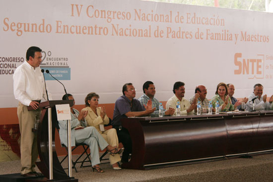 La educación, el medio para abatir la pobreza y marginación: gobernador Humberto Moreira Valdés