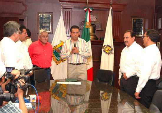 Reconoce gobernador Humberto Moreira trabajo ejemplar del alcalde de Piedras Negras Chuy Mario Flores