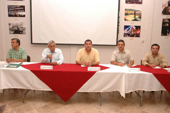 Atienden demandas Secretario de Obras Públicas, Luis Gerardo García Martínez, y el Alcalde Jesús Mario Flores Garza