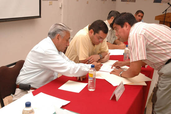 Atienden demandas Secretario de Obras Públicas, Luis Gerardo García Martínez, y el Alcalde Jesús Mario Flores Garza