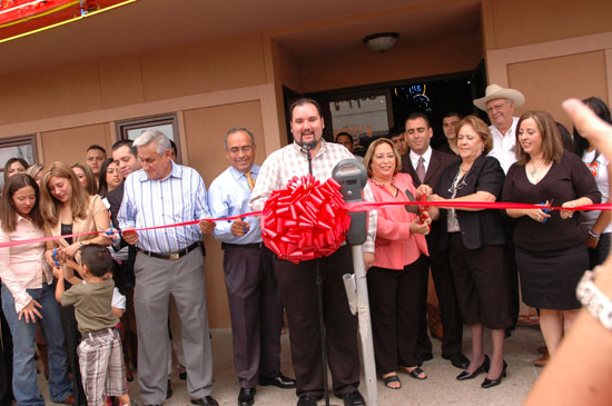 Asiste alcalde Jesús Mario Flores Garza a inauguración de nuevo restaurante en Eagle Pass