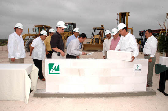 El gobernador de Coahuila coloca primera piedra de empresa Littelfuse