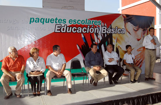 Entrega gobernador paquetes de material escolar a alumnos de educación básica y media de la región centro