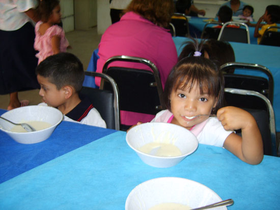 Otorgan plato del buen comer a niños de cinco años  