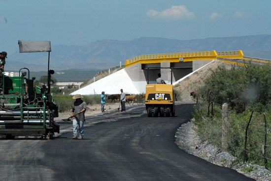 El gobierno de la gente impulsa la pavimentación de la carretera rural Cuautla-La Majada, en saltillo