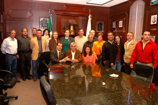 Distingue municipio al cónsul Jorge Ernesto Espejel Montes con las llaves y escudo de la ciudad
