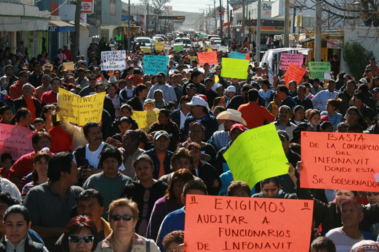Encabeza alcalde de Acuña marcha contra INFONAVIT