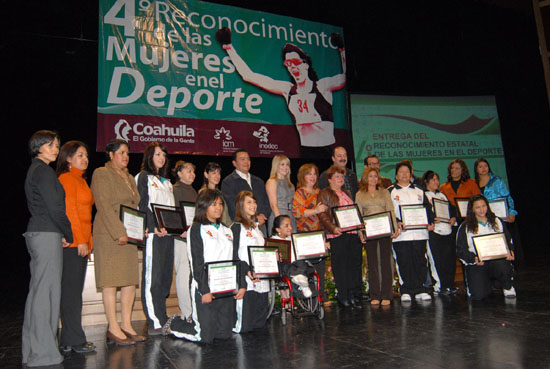 Entrega la señora  Vanessa de Moreira reconocimientos a mujeres destacadas en el deporte de Coahuila