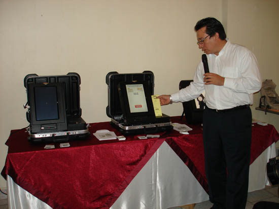 Presenta urna electrónica en Acuña el IEPEC 