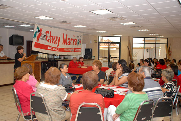 Refrendan maestros jubilados respaldo a Chuy Mario Flores