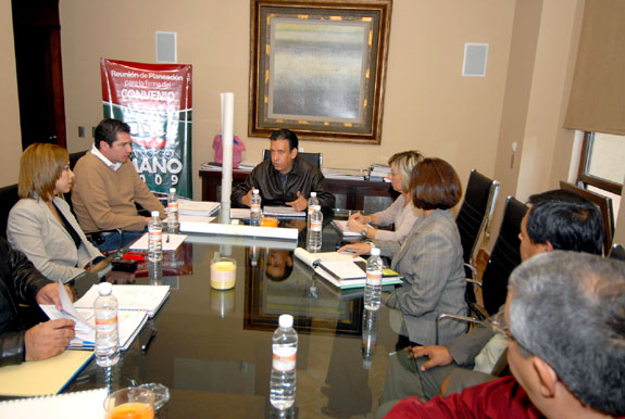 Se reúne el Gobernador Humberto Moreira Valdés con la alcaldesa de Monclova, Herminia Martínez