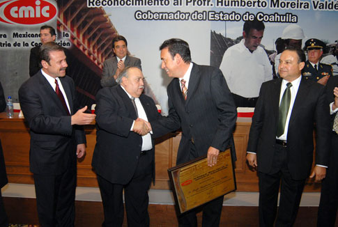 Constructores coahuilenses entregan reconocimiento al gobernador Humberto Moreira Valdés