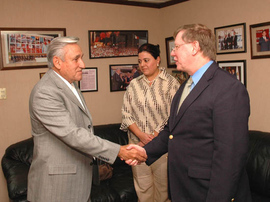 Se reúne alcalde Chuy Mario Flores con el cónsul 