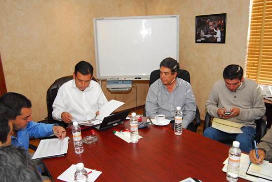 Sostiene reunión de trabajo el gobernador con secretarios para supervisar avance de obras en Coahuila