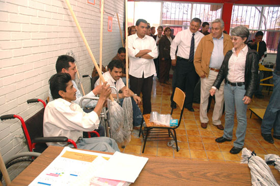 Visita el alcalde Chuy Mario Flores taller de elaboración de escobas y trapeadores en el C.A.M. 23