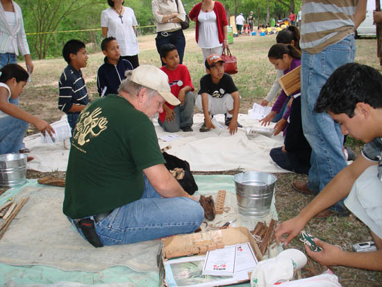 Profesores estadounidenses enseñan cultura indoamericana a estudiantes de Acuña