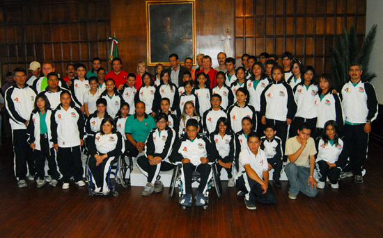 Abanderó el gobernador a delegación Coahuila que participa en la Olimpiada Nacional 2008