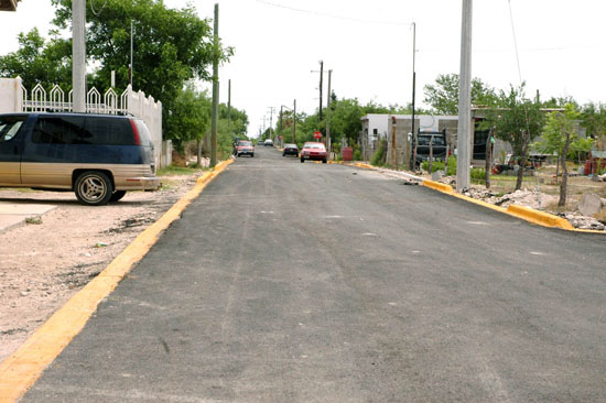 Inaugura el alcalde Chuy Mario Flores obras de pavimentación