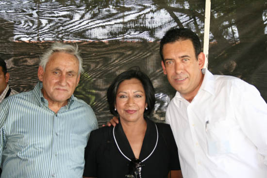 La Lic. Lupita Hernández, gerente de Territorio de Coahuila y Texas, con el gobernador Humberto Moreira y el alcalde Chuy Mario Flores.