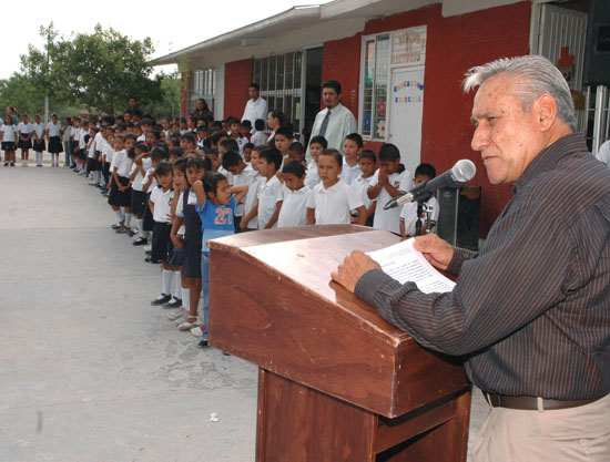 Saludo a la bandera en la escuela primaria Coronel Juan Manuel Maldonado