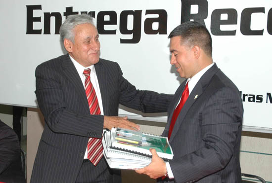 Chuy Mario Flores y Raúl Vela en ceremonia de entrega recepción