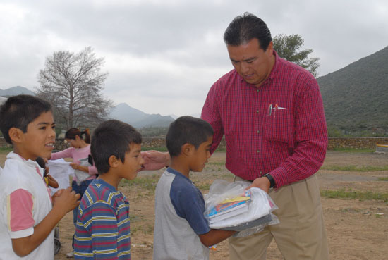 Mandiles, uniformes y útiles escolares para planteles de ejidos de Ramos Arizpe