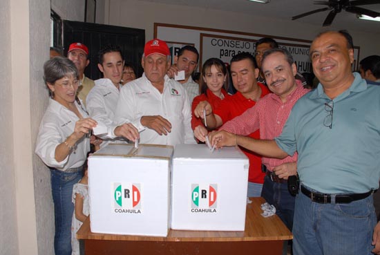 Validan candidatura de Chuy Mario Flores priístas de Piedra de Negras, Coah.