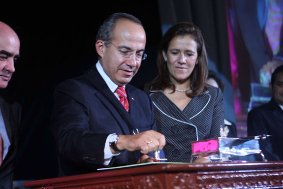 Atestigua el Presidente Calderón mejoras y ampliación de servicios de Correos de México