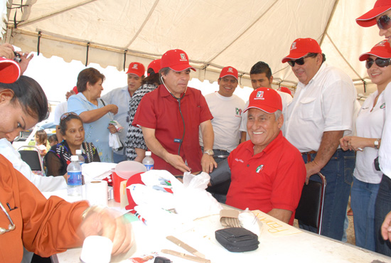Presente Chuy Mario Flores Garza con brigada médica en fraccionamiento Acoros II