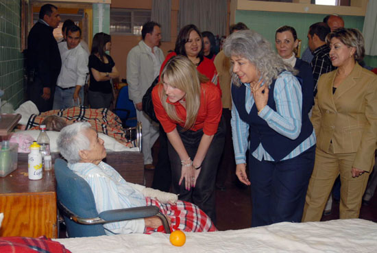 Visita la señora Vanessa de Moreira escuela de invidentes y asilo de ancianos en Monclova