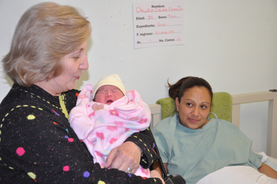 Visita Presidenta del DIF Municipal señora Catalina Erhard de Vela a primeros bebés del 2009