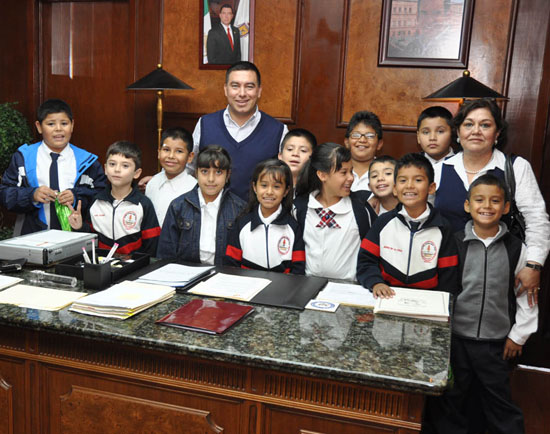 Recibe alcalde a niños de la Escuela Primaria “Antonio Medina Gaona”  